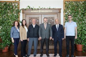 Rektör Arıbaş’tan hayırsever Mimar Aksoy’a teşekkür plaketi 